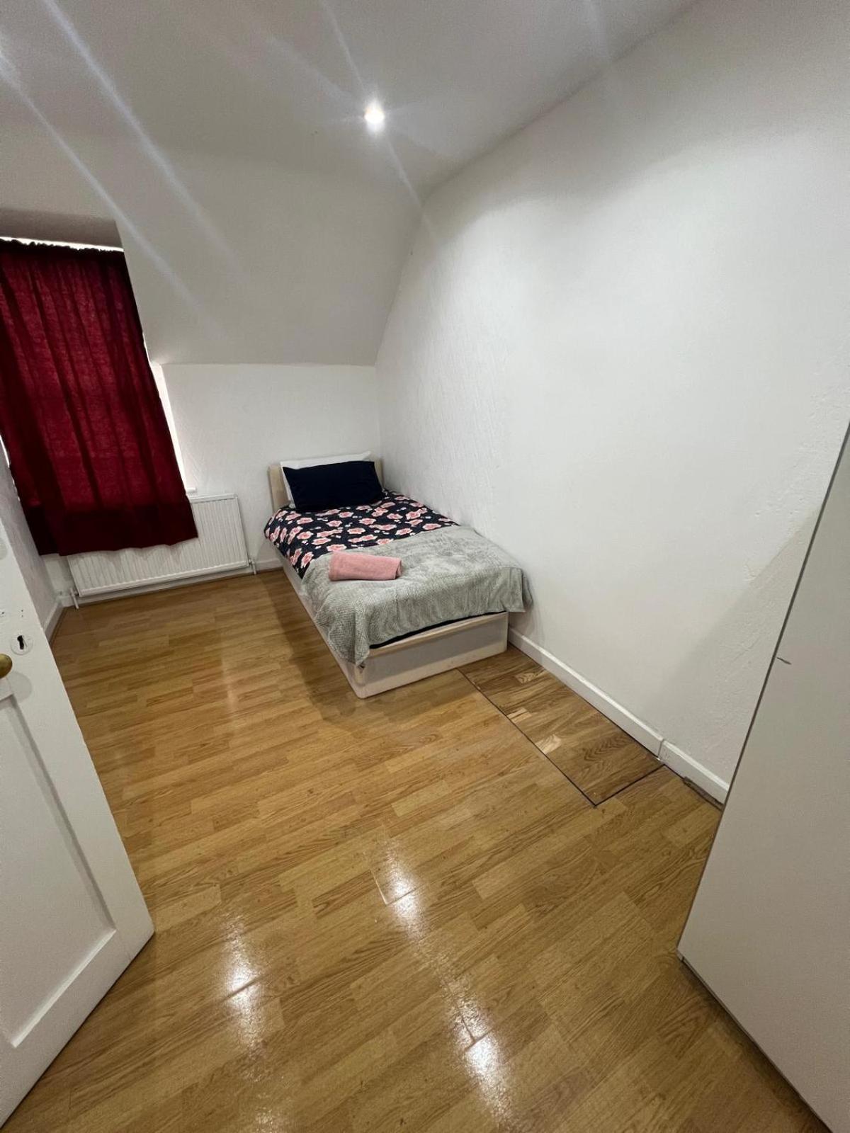 Good Priced Single In East Acton * Londra