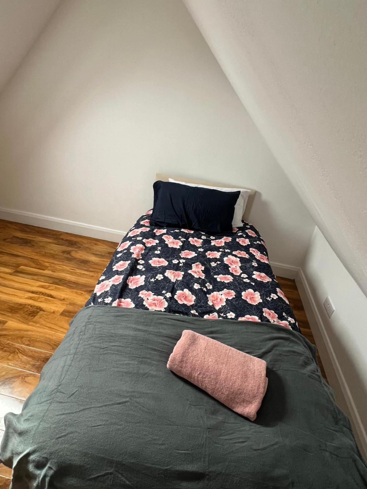 Good Priced Single In East Acton Affittacamere