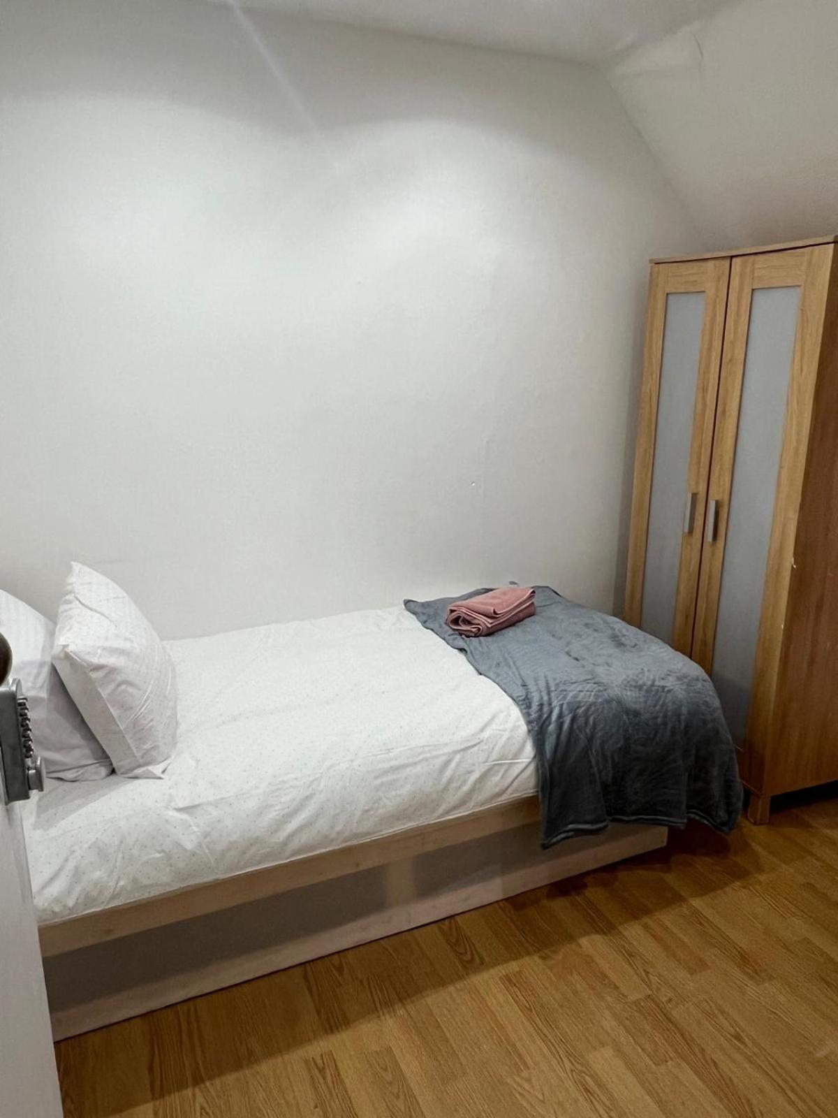 Good Priced Single In East Acton *