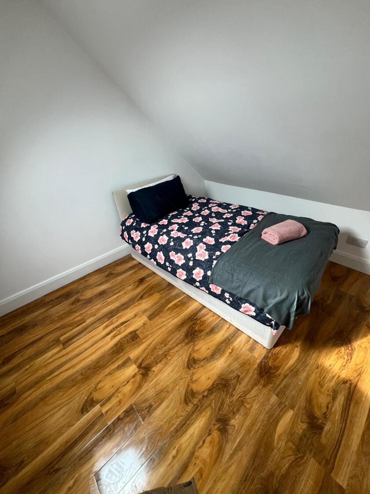 Good Priced Single In East Acton * Londra