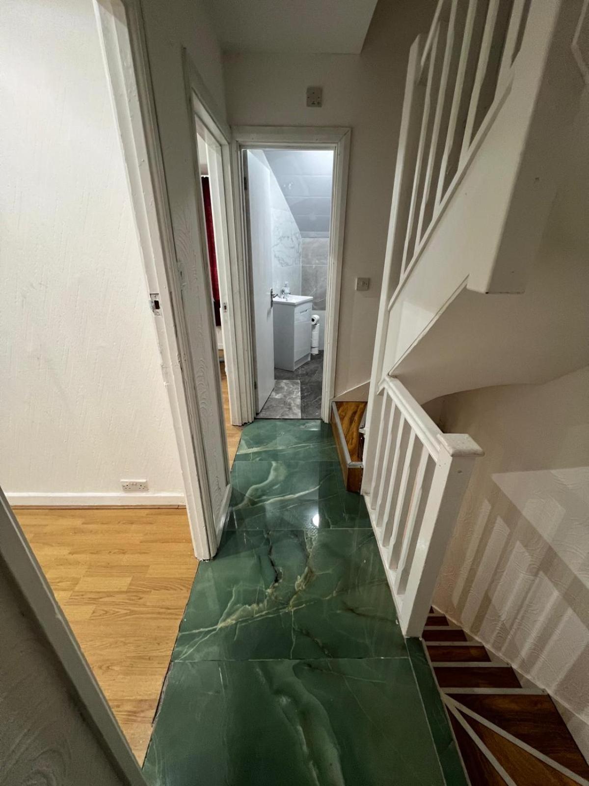 Good Priced Single In East Acton *