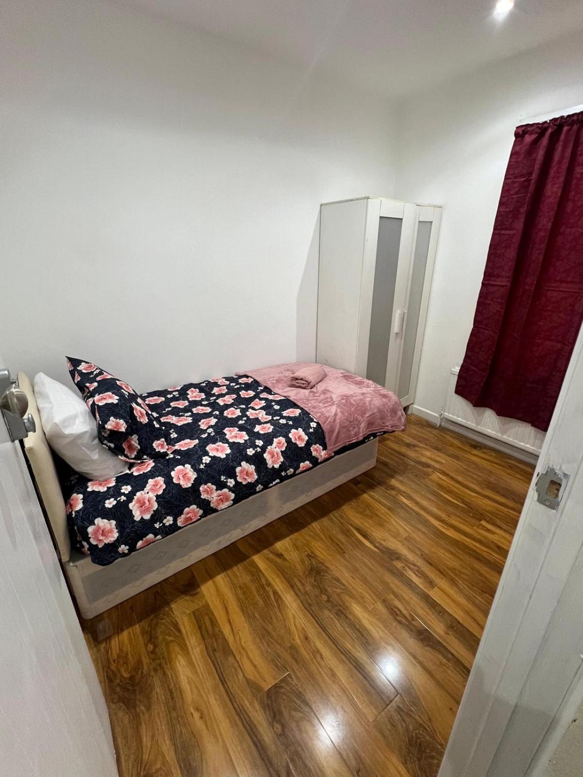 Good Priced Single In East Acton Londra