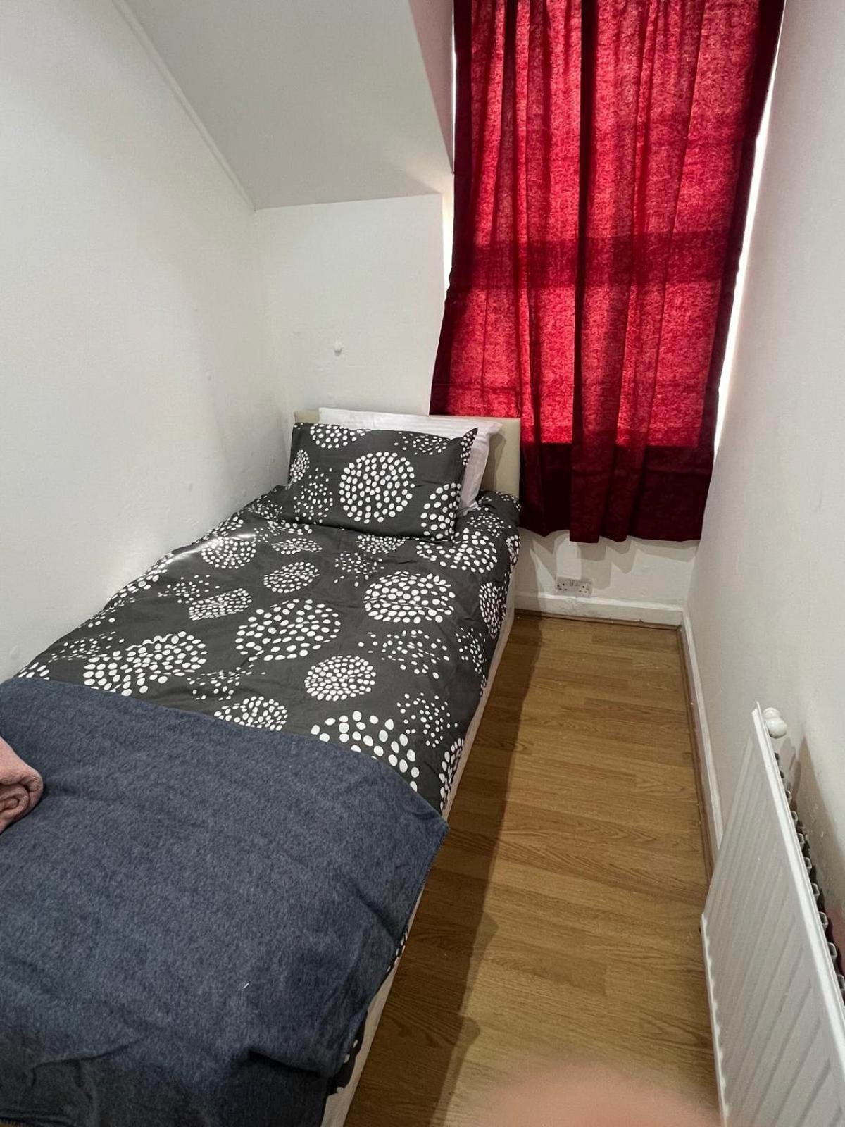 Good Priced Single In East Acton Affittacamere Londra