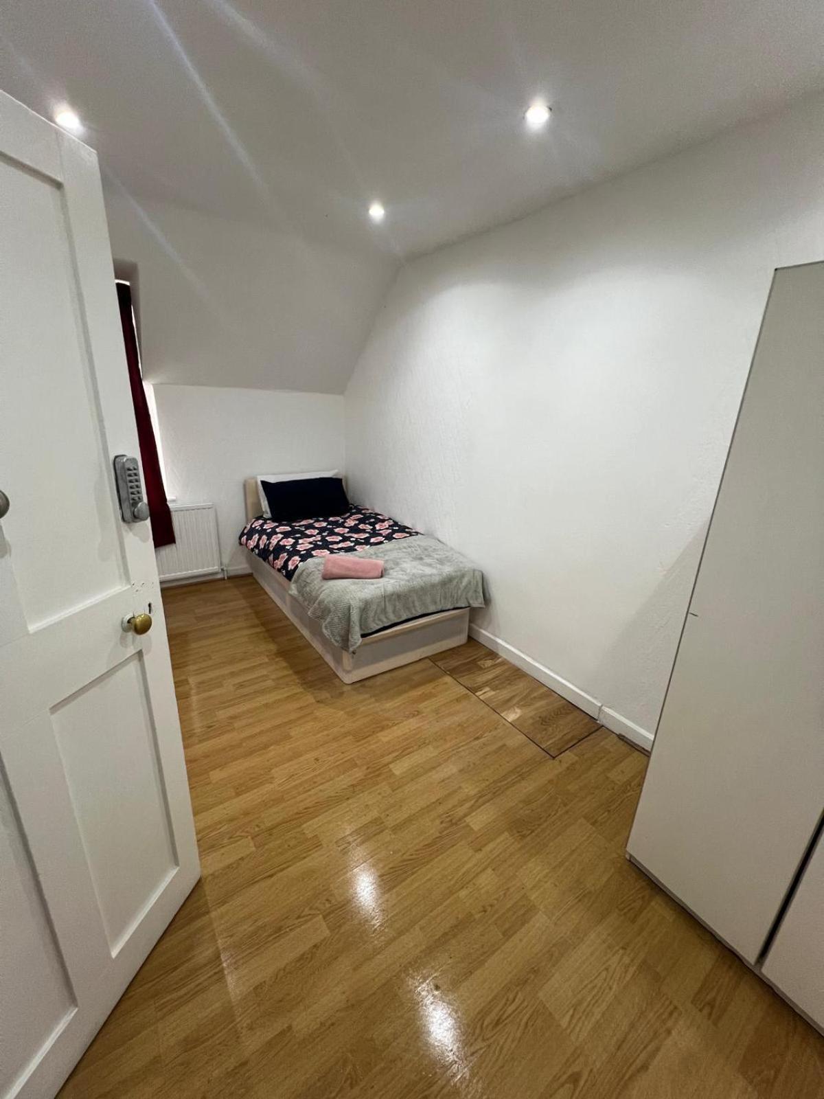 Affittacamere Good Priced Single In East Acton *