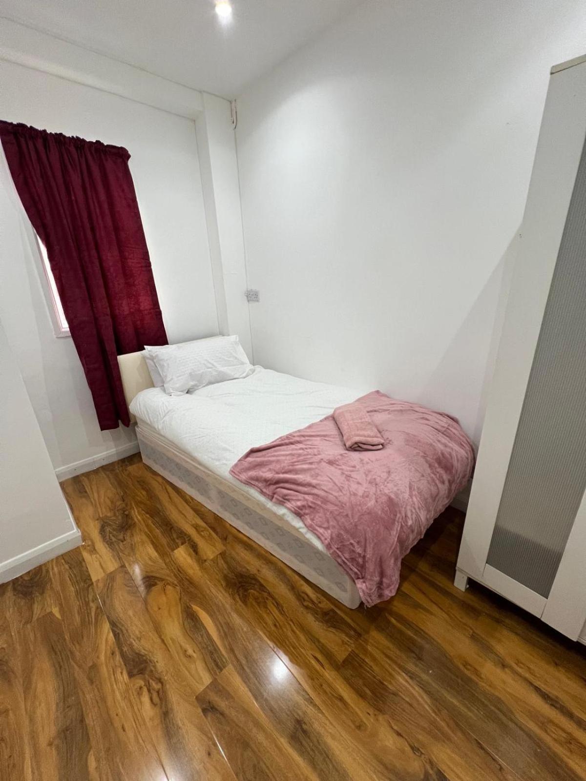 Good Priced Single In East Acton * Londra