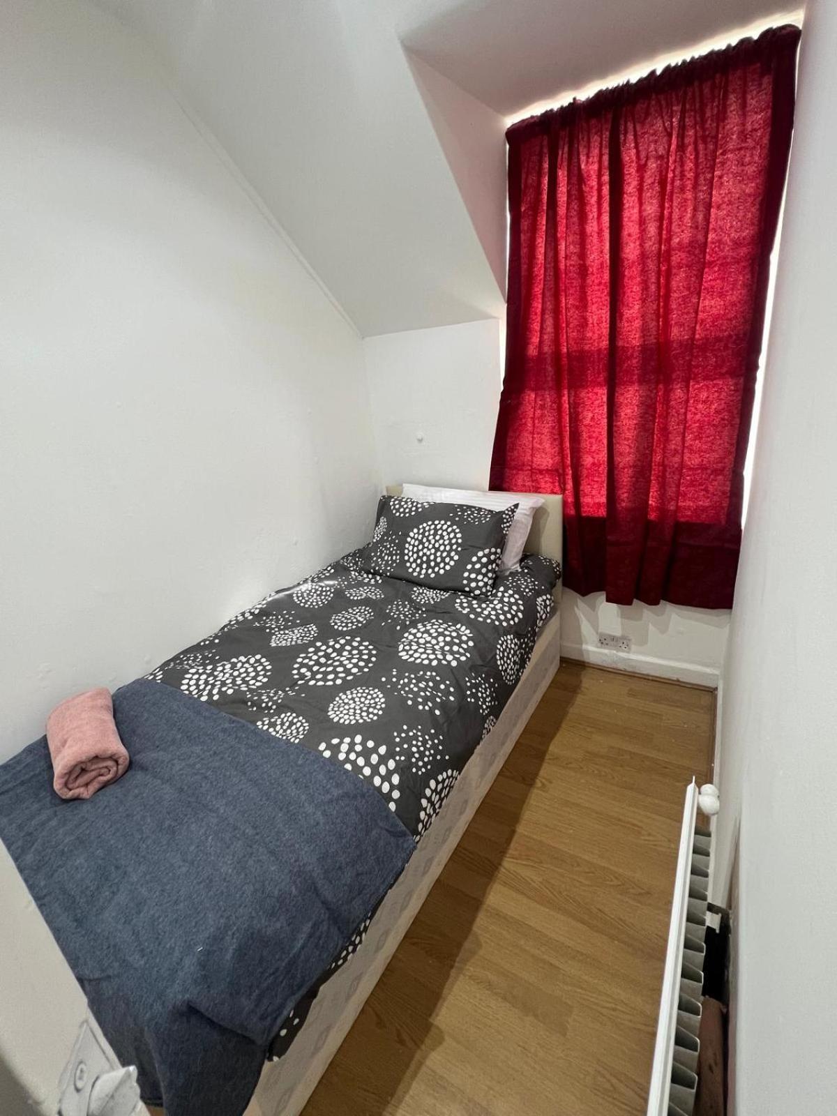 Good Priced Single In East Acton Londra