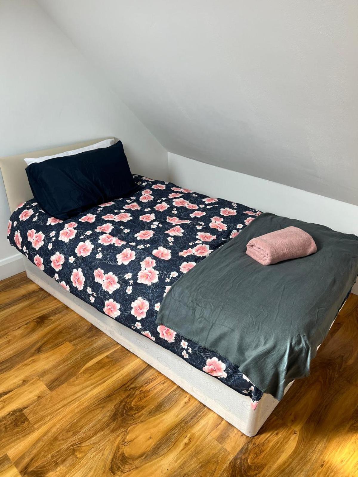 Good Priced Single In East Acton London